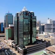 Les capitales d’Afrique ne font pas partie des villes les plus réputées au monde lorsqu’il s’agit d’y faire un city-trip. Harare tend à déroger à la règle et est considérée comme l’une des plus avenantes du continent. Bien sûr, il faudra tout de même prendre les précautions d’usage en tant que touriste. 
Ainsi, évitez de vous y balader seul·e la nuit. 
Toutefois, la capitale du Zimbabwe a quelques petites pépites à découvrir.
Pour commencer, la ville est agréable grâce à ses nombreux parcs et jardins à la floraison abondante, une visite au National Botanical Gardens est d’ailleurs recommandée. 
Le Harare Gardens est le plus grand parc de la ville, avec de nombreuses activités à y faire. 
En effet, il abrite notamment le musée à ne pas manquer, la Galerie Nationale du Zimbabwe.C’est un centre d’art contemporain pointu dans la représentation des artistes africains. 
Il s’agit aussi d’un centre de conservation du patrimoine artistique du continent, des arts premiers à nos jours.