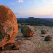 Visiter le Zimbabwe ne se résume pas aux safaris. 
Ce qui fait la réputation du Matobo National Park et de ses montagnes, ce sont les balancing rocks, des roches granitiques de plusieurs tonnes empilées. 
L’équilibre semble précaire mais il tient pourtant depuis plusieurs siècles. Ces sculptures naturelles fascinaient déjà les anciennes civilisations. En effet, de nombreuses traces d’occupation y ont été découvertes dont des peintures rupestres. 
Les Matobo Hills sont d’ailleurs classées au patrimoine mondial de l’UNESCO et certains des chaos rocheux sont considérés comme sacrés par les populations locales qui y pratiquent encore des rites ancestraux.
Autre fait intéressant, Cecil Rhodes, colon britannique à l’origine de la création de la Rhodésie du sud, actuel Zimbabwe, est enterré sur les collines ainsi que le fondateur du royaume Ndebele au XIXème siècle, le roi Mzilikazi.