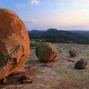 Visiter le Zimbabwe ne se résume pas aux safaris.
Ce qui fait la réputation du Matobo National Park et de ses montagnes, ce sont les balancing rocks, des roches granitiques de plusieurs tonnes empilées.
L’équilibre semble précaire mais il tient pourtant depuis plusieurs siècles. Ces sculptures naturelles fascinaient déjà les anciennes civilisations. En effet, de nombreuses traces d’occupation y ont été découvertes dont des peintures rupestres.
Les Matobo Hills sont d’ailleurs classées au patrimoine mondial de l’UNESCO et certains des chaos rocheux sont considérés comme sacrés par les populations locales qui y pratiquent encore des rites ancestraux.
Autre fait intéressant, Cecil Rhodes, colon britannique à l’origine de la création de la Rhodésie du sud, actuel Zimbabwe, est enterré sur les collines ainsi que le fondateur du royaume Ndebele au XIXème siècle, le roi Mzilikazi.