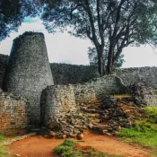 Visiter le Zimbabwe et les vestiges archéologiques de cette ancienne cité médiévale est l’occasion de tordre le cou à certains préjugés hérités de la colonisation. Le site, classé au patrimoine mondial de l’UNESCO, est unique au monde.
La légende dit même que la reine de Saba y aurait résidé.
L’ensemble témoigne de la culture Shona avec une ville fondée au XIème siècle qui a accueilli jusqu’à 10 000 habitants au XIVème siècle.
Parmi les vestiges restants se trouvent plusieurs enceintes en pierre qui délimitaient certainement une ville haute, royale, des murailles et des ruines de tours.
De nombreux artefacts, tels que des sculptures, des bijoux en or et des perles, dont certaines en provenance d’Asie, ont été retrouvés et prouvent que la ville a été un important carrefour commercial.