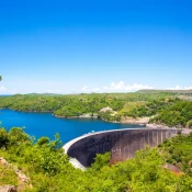 Qui pourrait croire en découvrant la richesse de sa faune et ses berges sauvages que le lac est artificiel ? En 1960, c’est la construction d’un barrage hydroélectrique, par le français André Coyne, qui crée le lac Kariba.
Lors de la saison des pluies, le niveau de l’eau monte et inonde les forêts alentours comme en témoigne le spectacle fascinant des troncs d’arbres qui émergent de la surface. 
Ils forment alors des perchoirs de choix pour une grande variété d’oiseaux et donnent une atmosphère mystique au lieu. Une virée sur l’eau vous permettra de rencontrer quelques hippopotames et crocodiles ou encore de pêcher l’un des fameux poissons tigres.
Si vous passez par là en septembre, ne manquez pas le festival local dédié au dieu Nyaminyami. 
La légende dit qu’il vivait là et que la construction du barrage l’a séparé de sa femme, ce qui a provoqué sa colère et déclenché une rupture tragique du barrage.