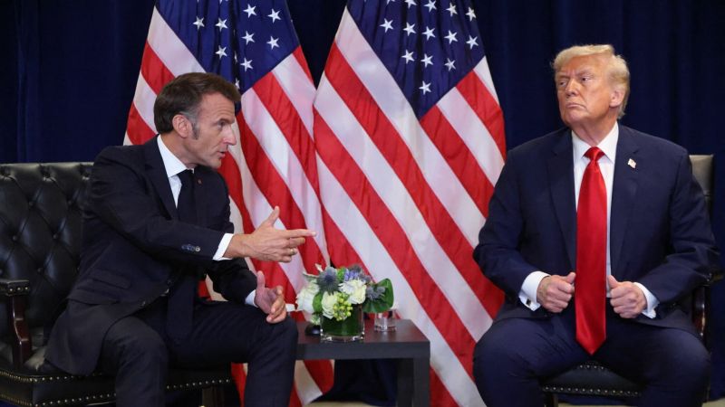 Image for the Tweet beginning: Emmanuel Macron demande à Donald