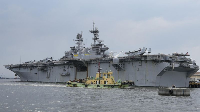 Image for the Tweet beginning: Un navire d'assaut américain, avec