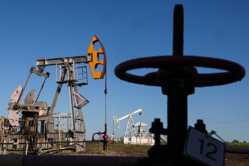 Image for the Tweet beginning: Cours du pétrole s’effondrent après