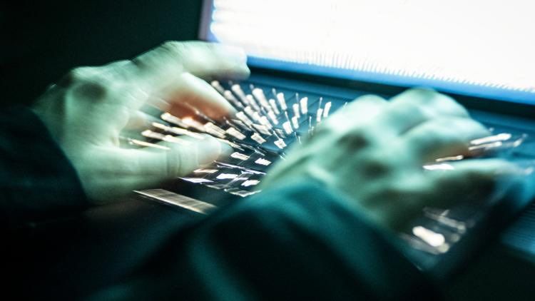 Image for the Tweet beginning: CYBERCRIMINALITÉ : sept hackers interpellés.
Des