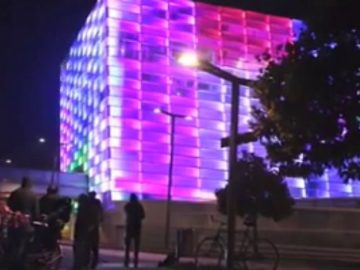 Un immeuble transformé en Rubiks Cube télécommandé