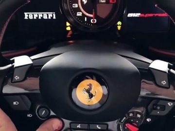 Ferrari 812 Superfast démarrage
